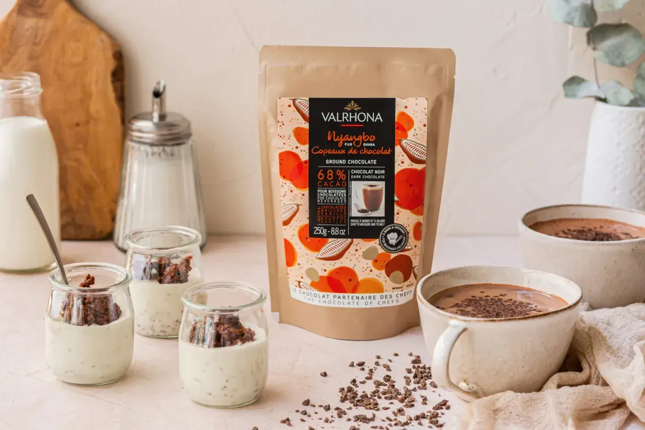 Préparation de desserts avec des copeaux de chocolat Valrhona. Lait, sucre et petites verrines.