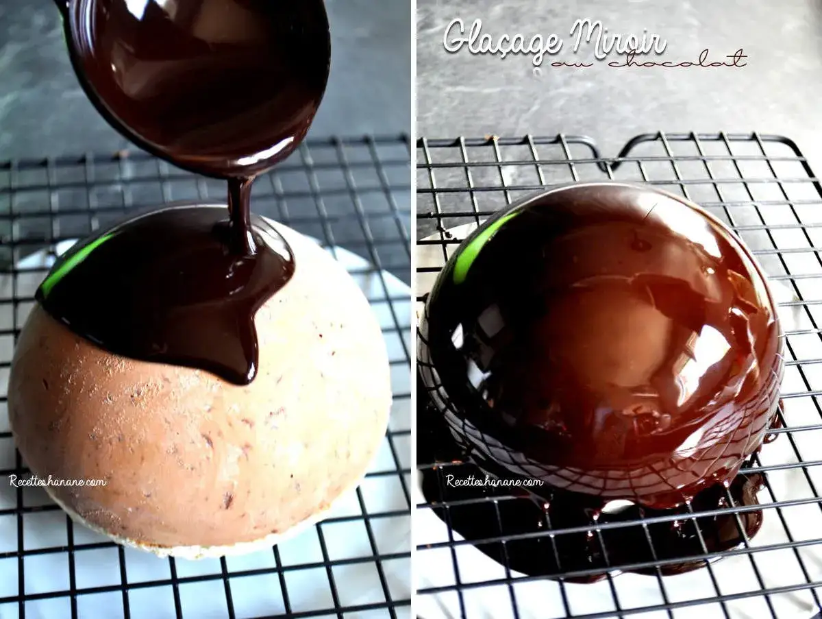Une sphère glacée au chocolat noir est recouverte d'un glaçage miroir brillant.