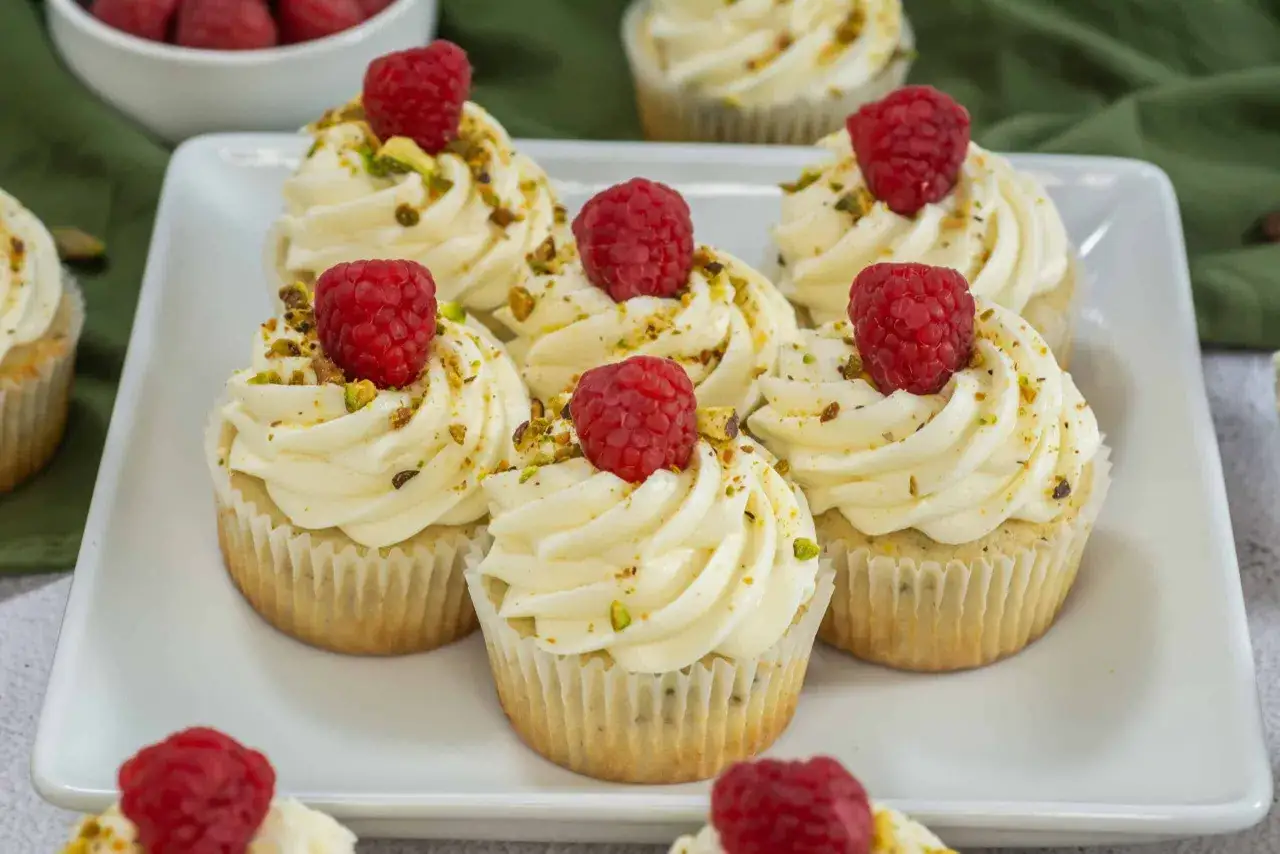 Délicieux cupcakes à la crème vanillée, pistaches et framboises. Une recette cupcake parfaite pour un goûter gourmand.