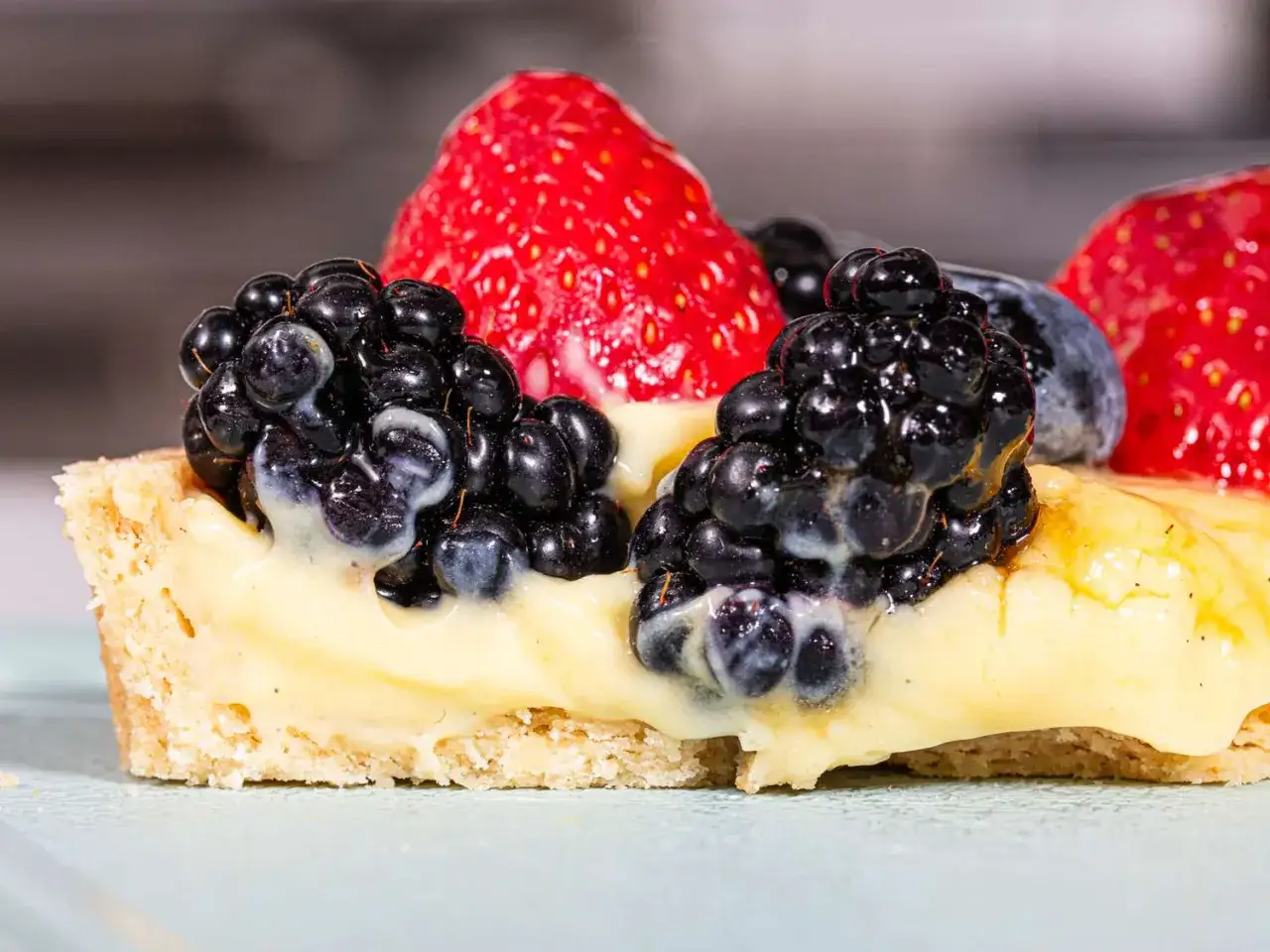 Tartelette aux fruits rouges et cr&egrave;me p&acirc;tissi&egrave;re, sublim&eacute;e par un nappage neutre brillant.