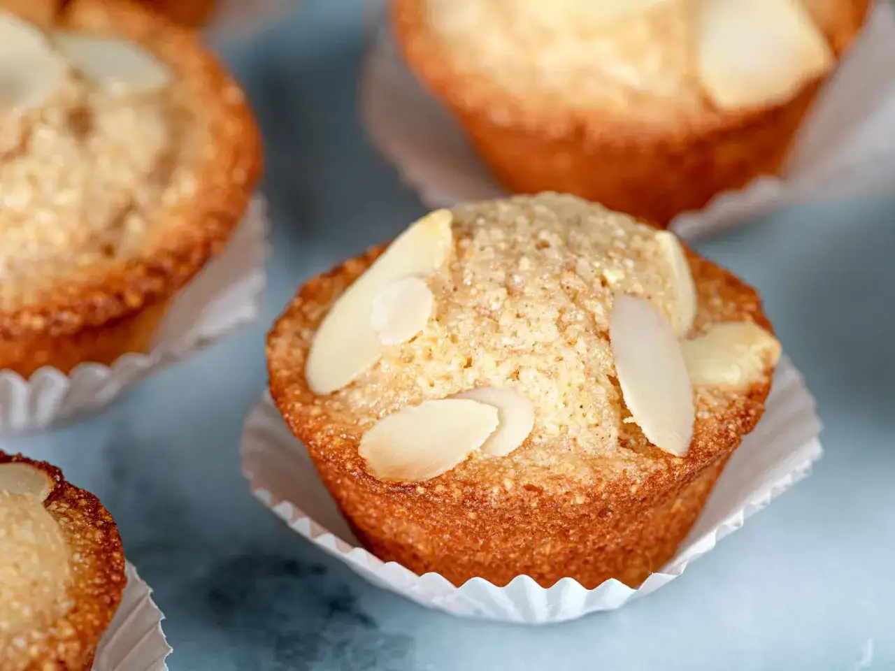 Petits gâteaux dorés ornés de lamelles d'amande fruit, prêts à être dégustés.