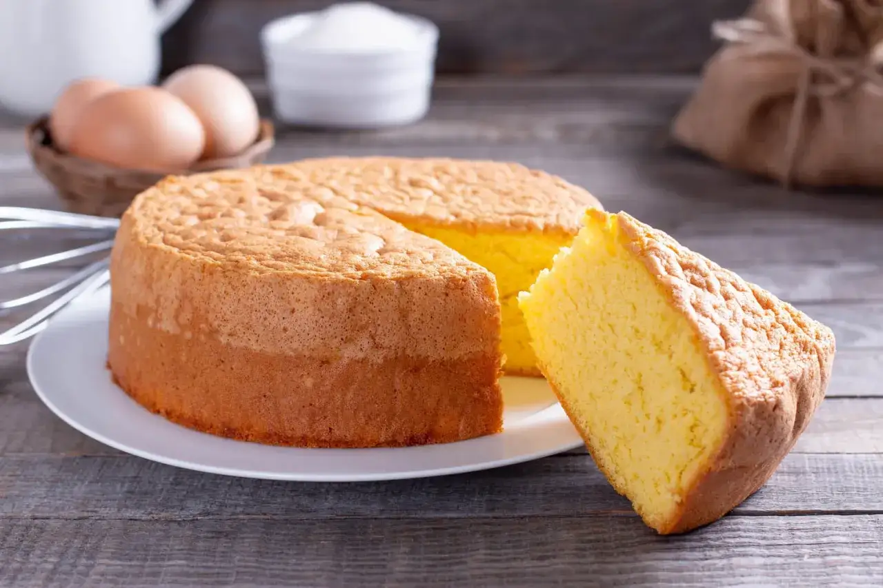Un gâteau moelleux, prêt à être dégusté. Combien de temps avant qu'il ne soit périmé ? Pas longtemps, il est trop bon !