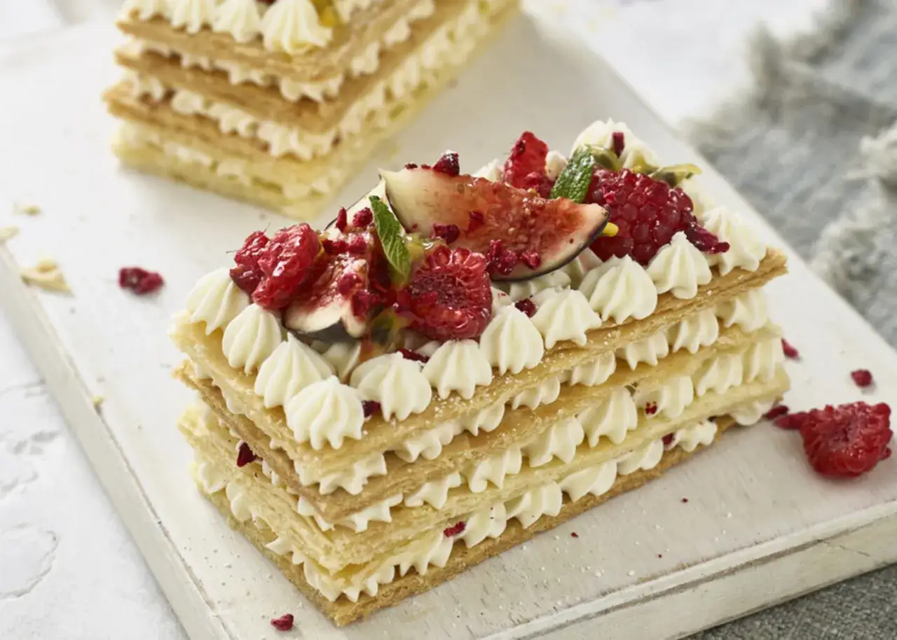 Un délicieux mille-feuille aux fruits rouges et à la figue, garni de crème onctueuse. Un vrai régal pour les yeux et les papilles.