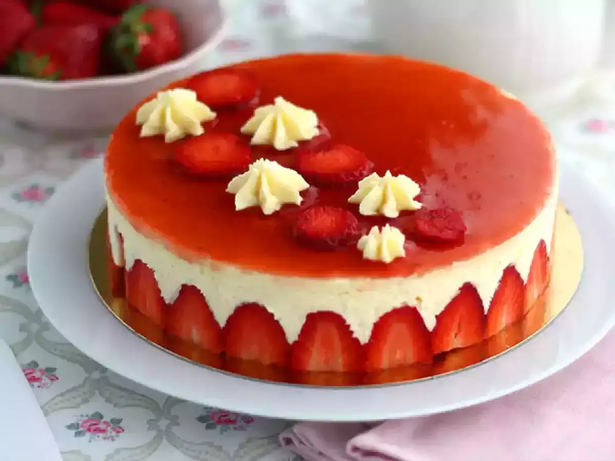 Un délicieux fraisier avec un glaçage rouge brillant et des fraises fraîches. Peut-on congeler un fraisier ? Ce gâteau semble trop beau pour être congelé !