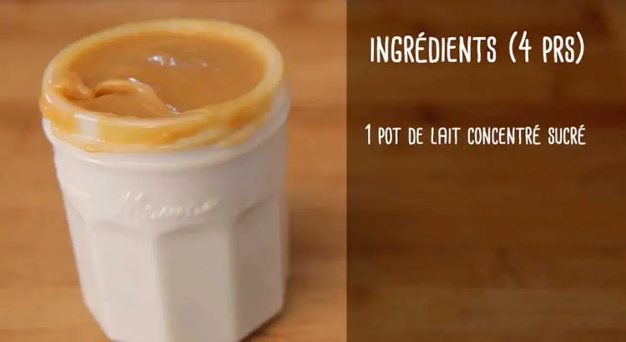 Un pot de confiture de lait onctueuse, ingrédient clé pour une recette facile et gourmande.