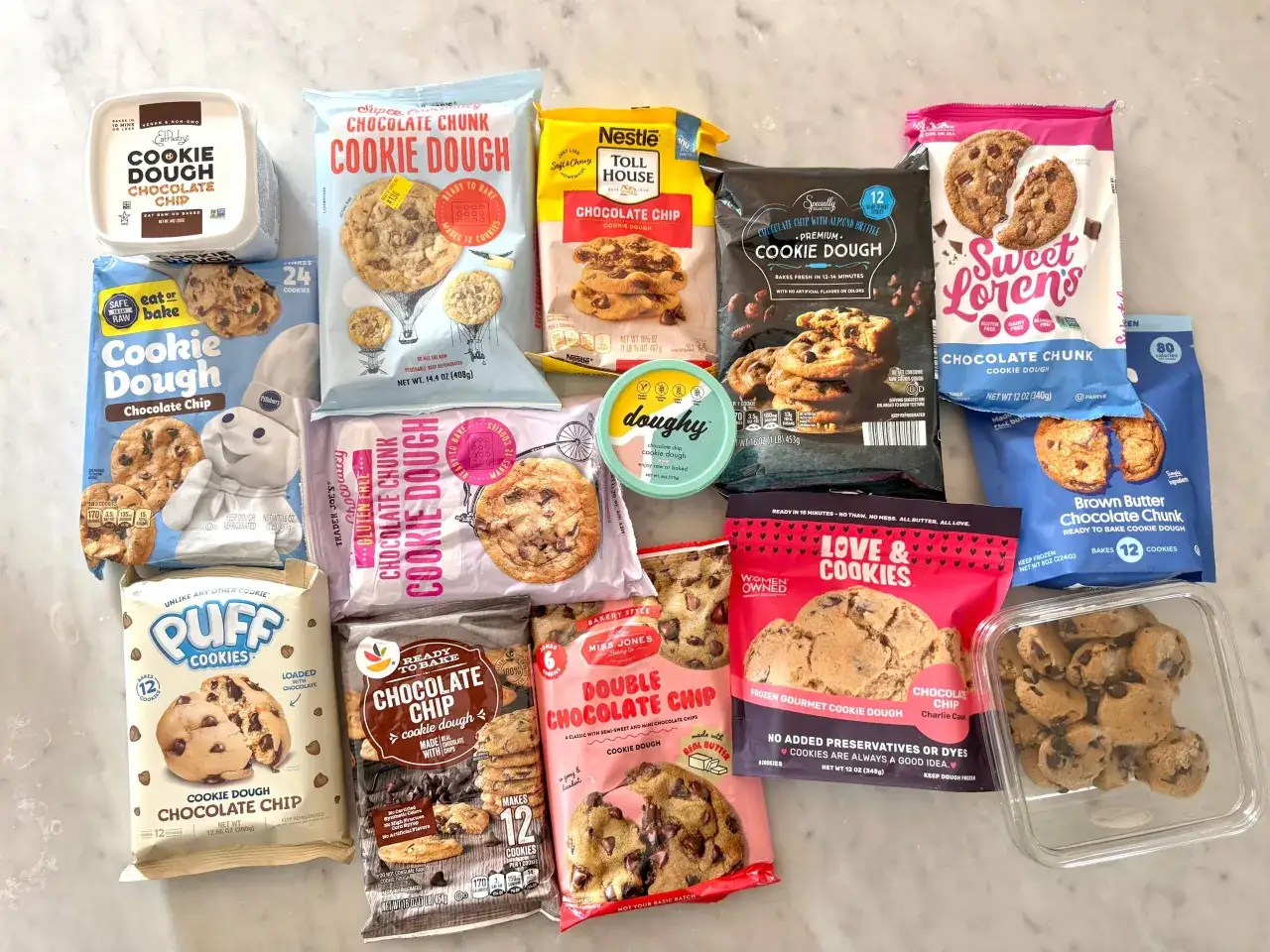 Une variété de pâtes à biscuits aux pépites de chocolat, prêtes à cuire ou à manger crues. Idéal pour savoir que faire avec des pépites de chocolat.