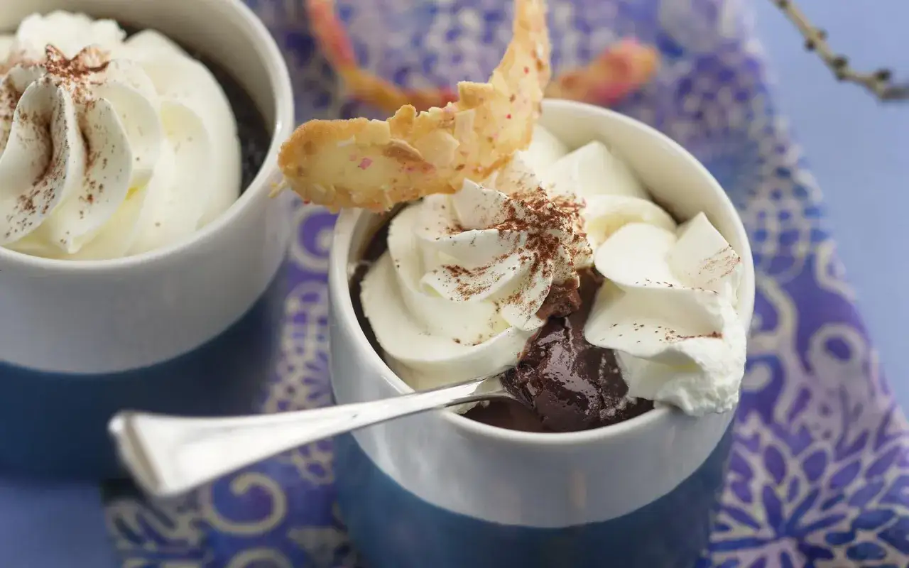 Douceur chocolatée surmontée de chantilly mascarpone aérienne, saupoudrée de cacao. Un délice pour les yeux et les papilles.