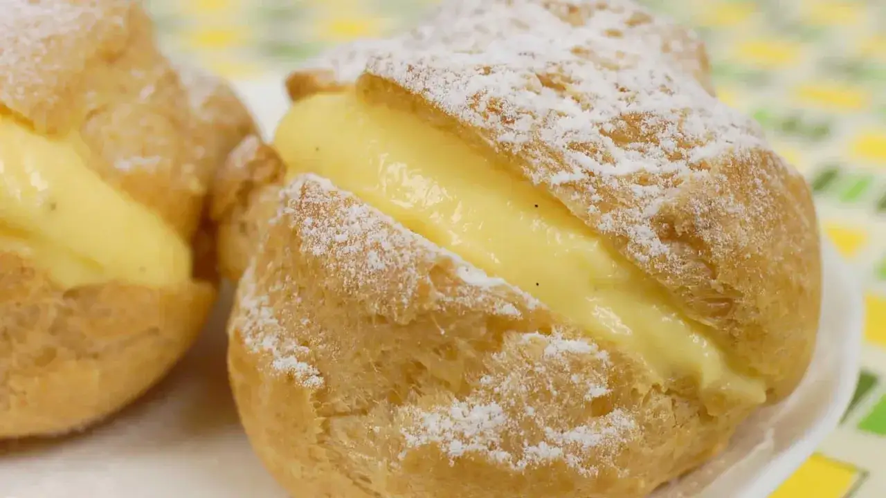 Choux garnis d'une crème pâtissière onctueuse, saupoudrés de sucre glace. Quelle crème pour fourrer les choux ? Celle-ci est parfaite !
