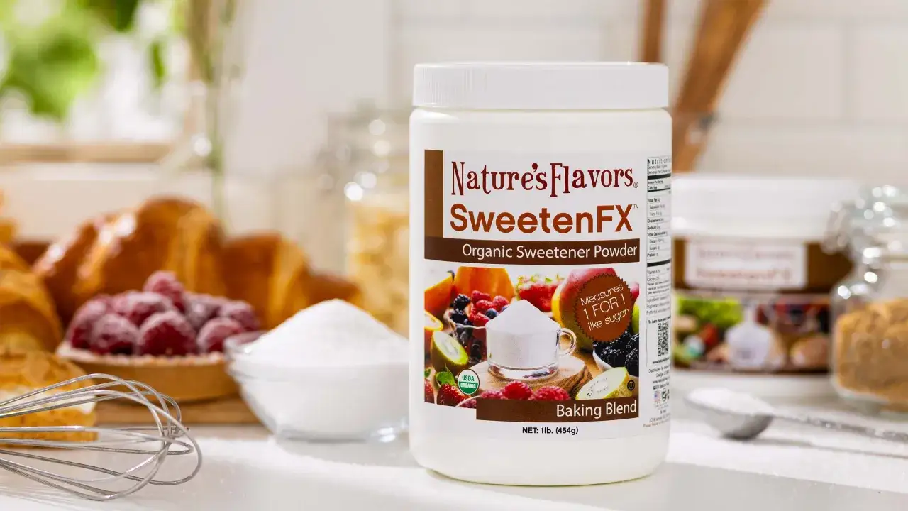 Le pot de poudre &eacute;dulcorante biologique Nature's Flavors SweetenFX, avec des fruits et des viennoiseries en arri&egrave;re-plan, sugg&egrave;re quel est le meilleur sucre naturel pour la p&acirc;tisserie.