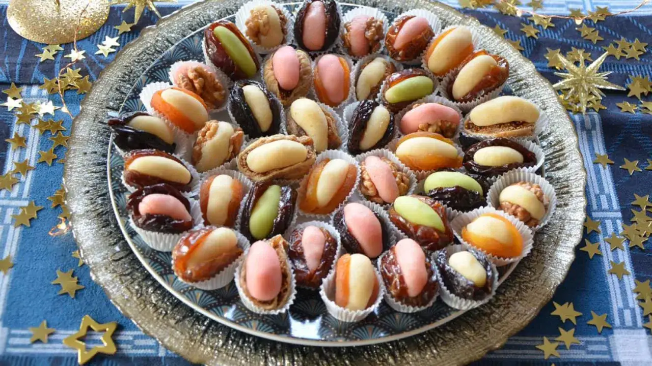 Délicieuses bouchées de massepain c'est quoi ? Dattes garnies de pâte d'amande, fruits secs et noix, présentées sur un plateau festif.