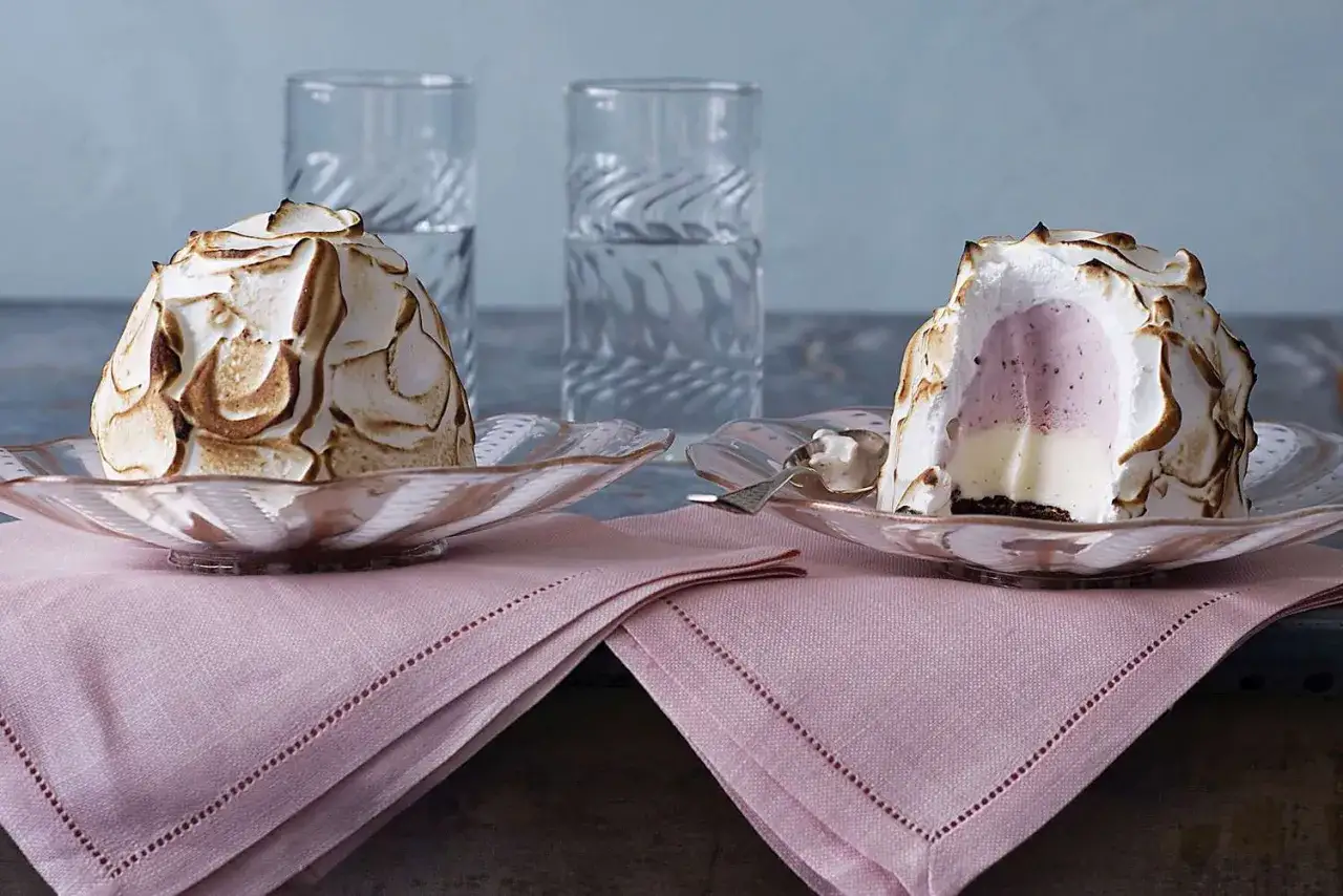 Desserts glacés enrobés de meringue italienne dorée, prêts à être dégustés. Une recette gourmande à partager.