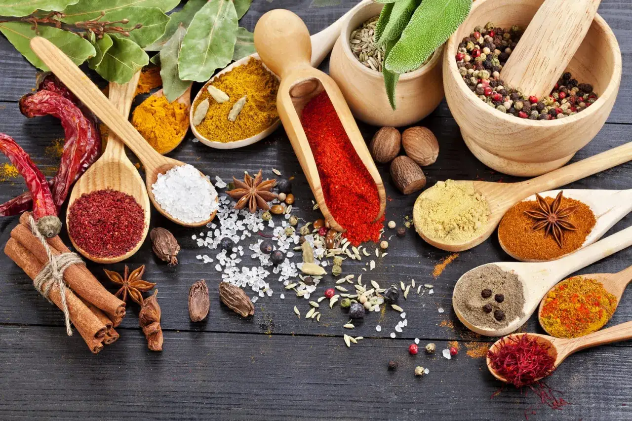 Épices et herbes colorées, offrant une palette de colorants alimentaires naturels pour sublimer vos plats.