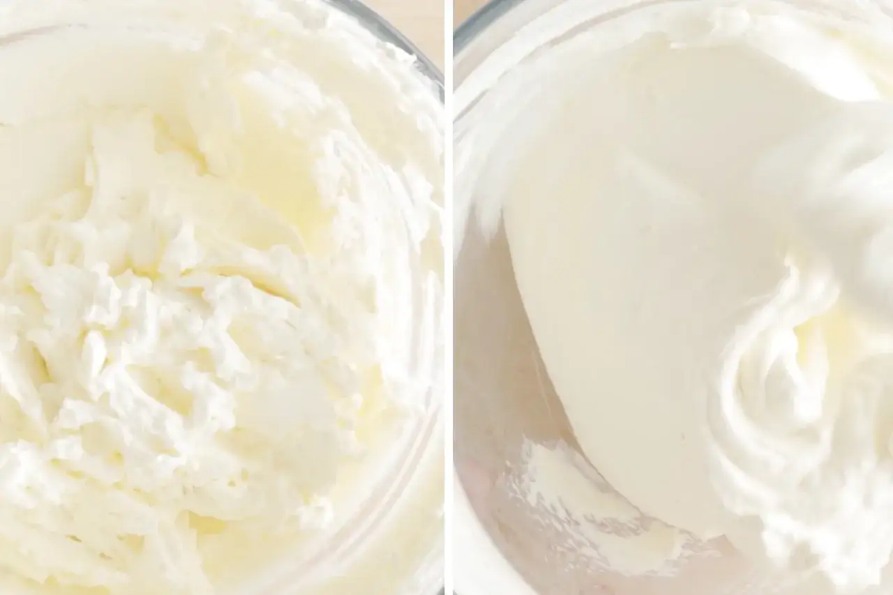 Deux bols de chantilly tranchée, l'une plus ferme et texturée, l'autre lisse et onctueuse, prêtes à garnir vos desserts.