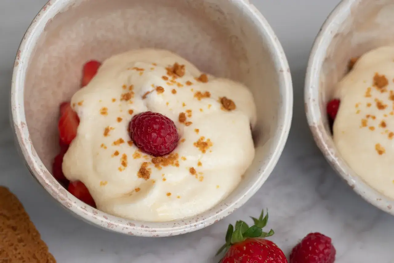 Douceur fruitée : fraises et framboises nappées d'une onctueuse crème au mascarpone, saupoudrée de miettes croustillantes.