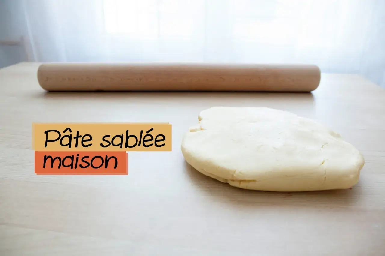 Pâte sablée maison prête à être utilisée. Pour une bonne conservation, enveloppez-la dans du film alimentaire.