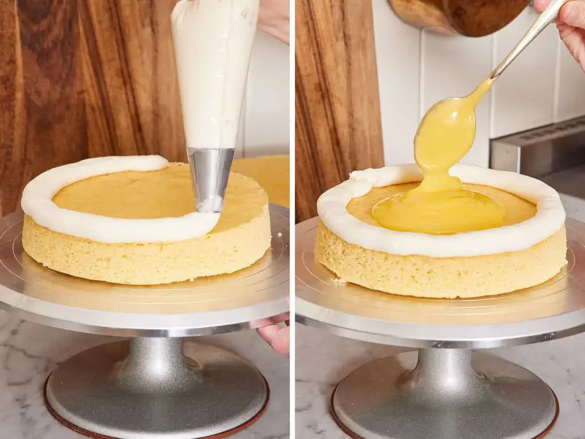 Application d'une bordure de crème de couverture sur un layer cake, avant d'ajouter une garniture jaune.