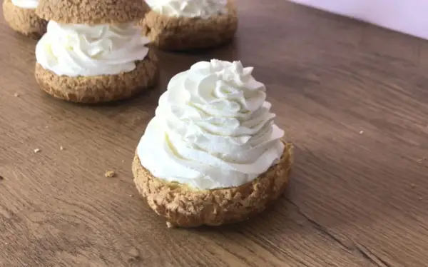 Choux garnis d'une généreuse crème mascarpone vanille, prêts à être dégustés.